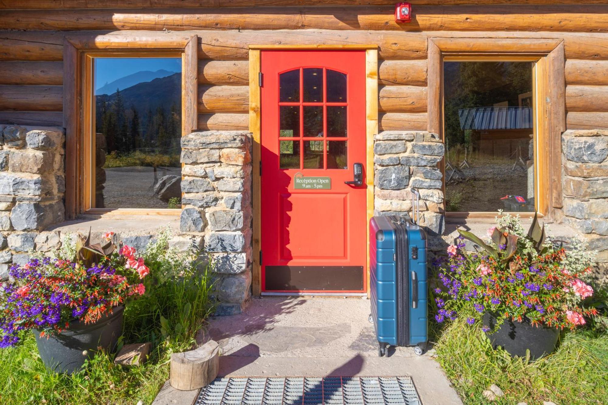 The Lodge At Bow Lake Lake Louise Exterior photo